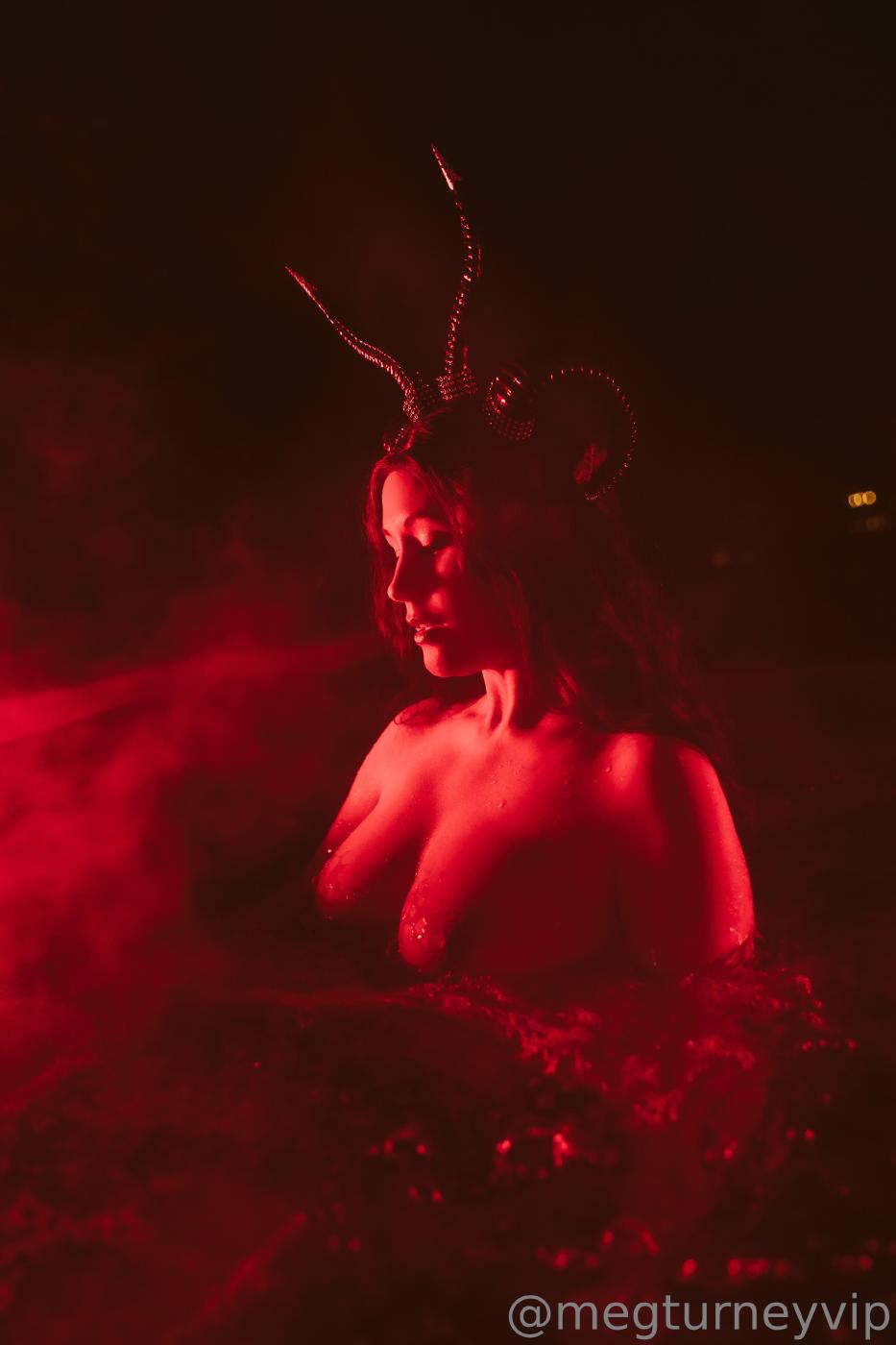 Meg Turney Krampus Hot Tub Onlyfans Video Leaked Thotslife