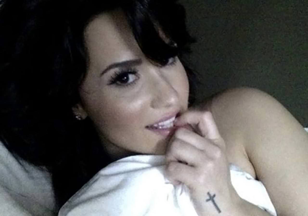 Demi Lovato Nudes Snapchat Hacked Leaked 103