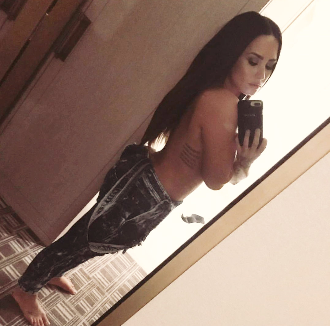 Demi Lovato Nudes Snapchat Hacked Leaked 49