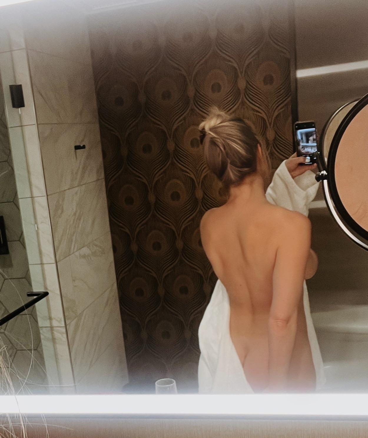 Kat Wonders Bathroom Mirror Selfies Onlyfans Set Leaked | Thotslife.com