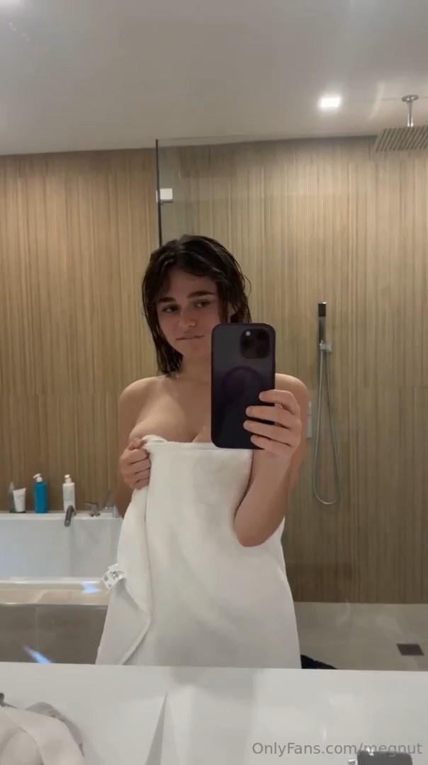 Megnutt02 Topless Bathroom Selfie OnlyFans Video Leaked